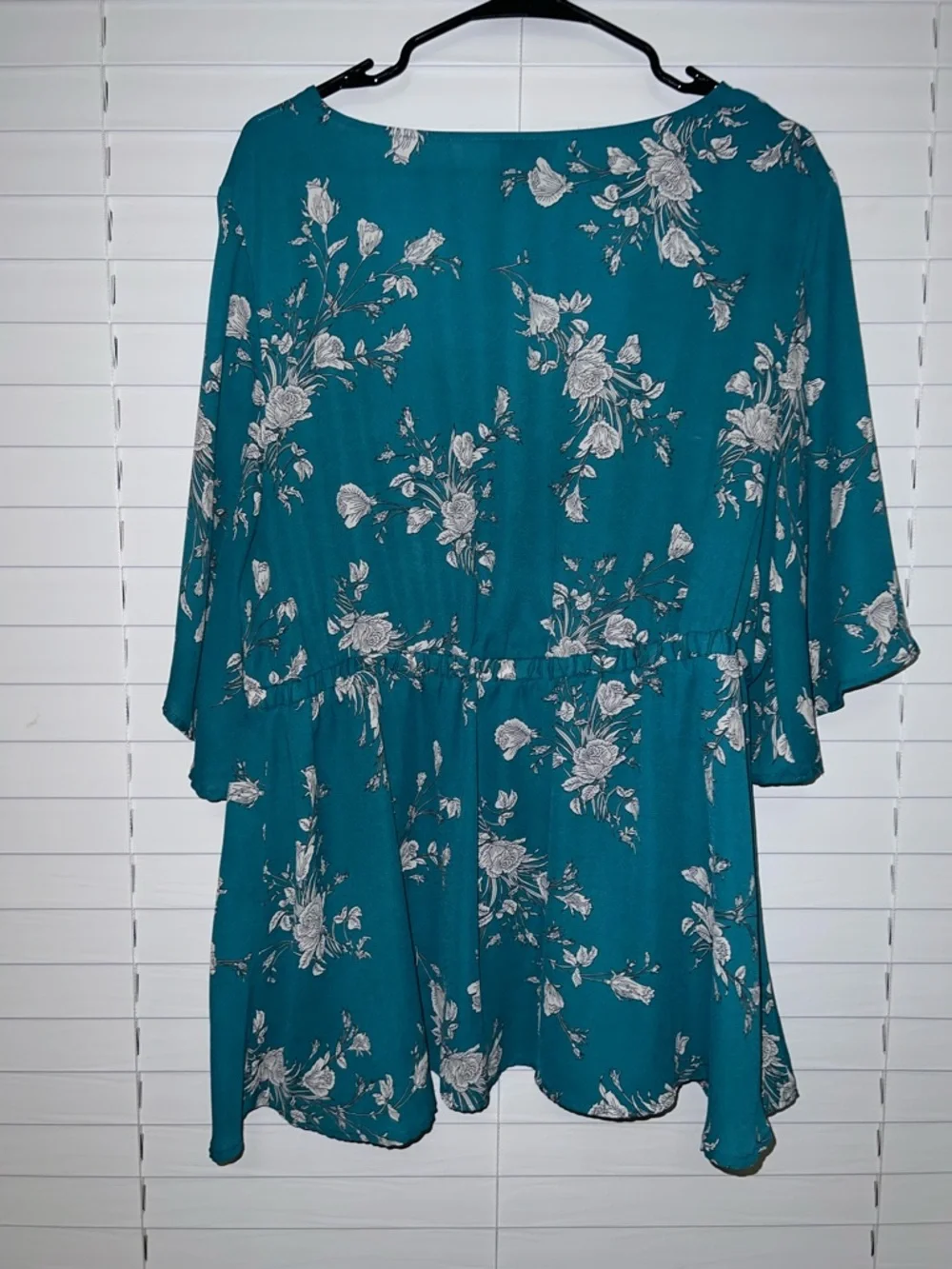 Torrid Teal Floral Surplice Flutter Sleeve Blouse - Size 2 - Picture 6 of 6
